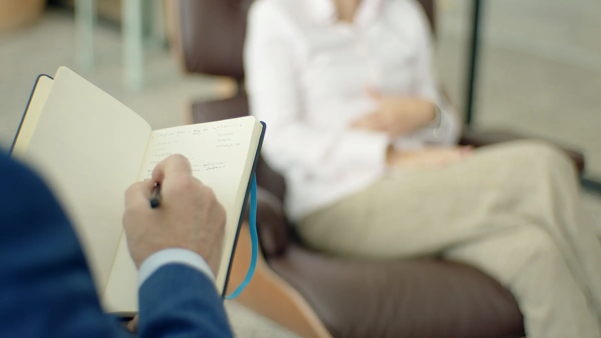 Prise de notes pendant une supervision individuelle de sophrologue